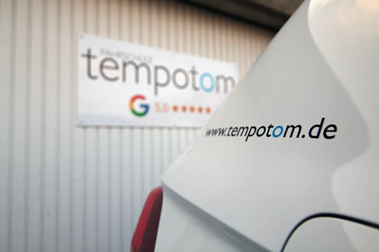 gute-bwertungen-fahrschule-tempotom-korschenbroich Auto und BEwertungsplakat der Fahrschule tempotom in Korschenbroich