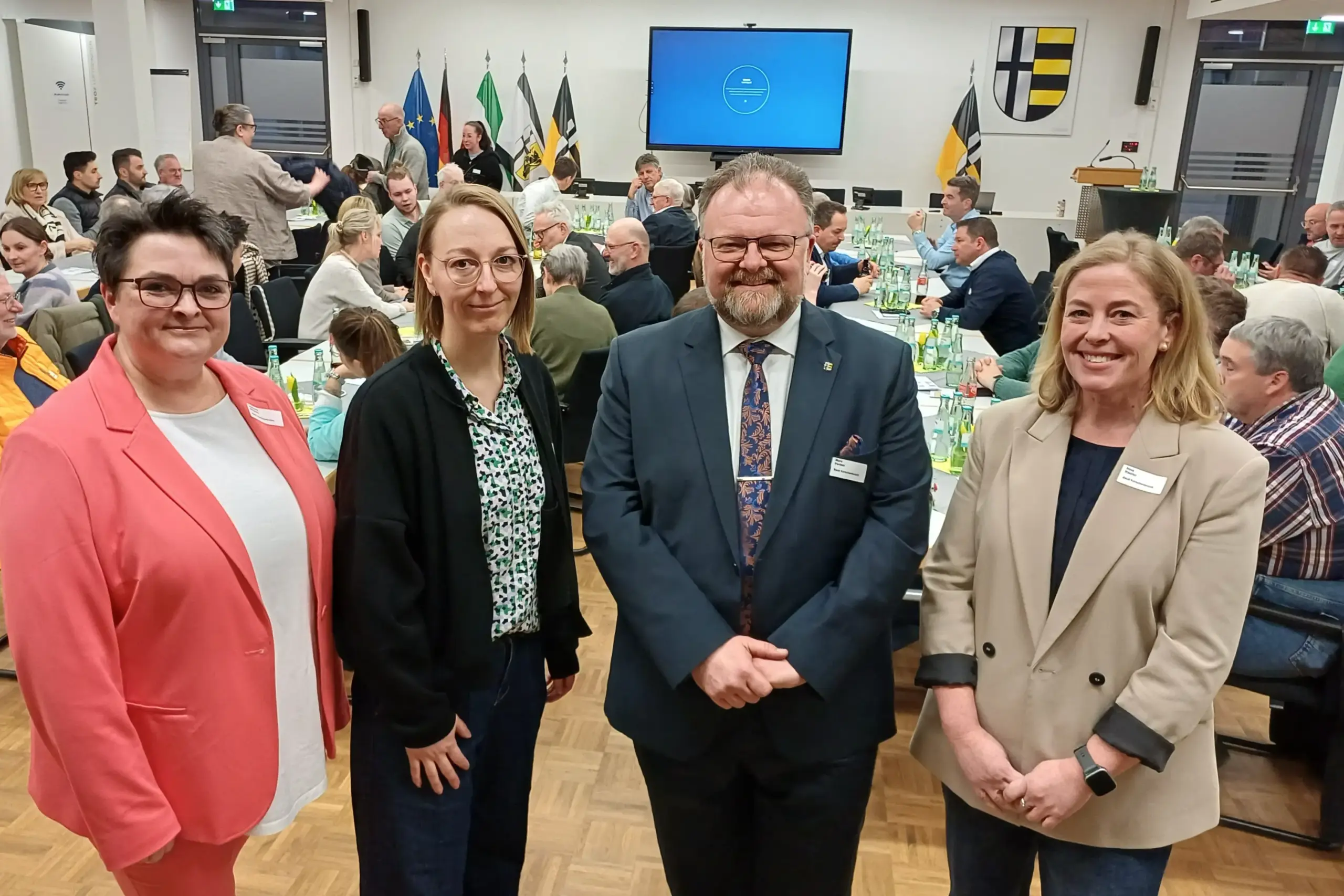 (v.l.) Stefanie Bössem und Yvonne Cremer (Wirtschaftsförderung), Bürgermeister Marc Venten und Nina Riezler (Amtsleitung) beim Ortstermin in Korschenbroich. Foto: Stadt Korschenbroich